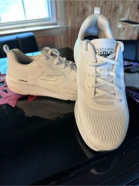 Skechers GO RUN Lightweight White Athletic Sneakers